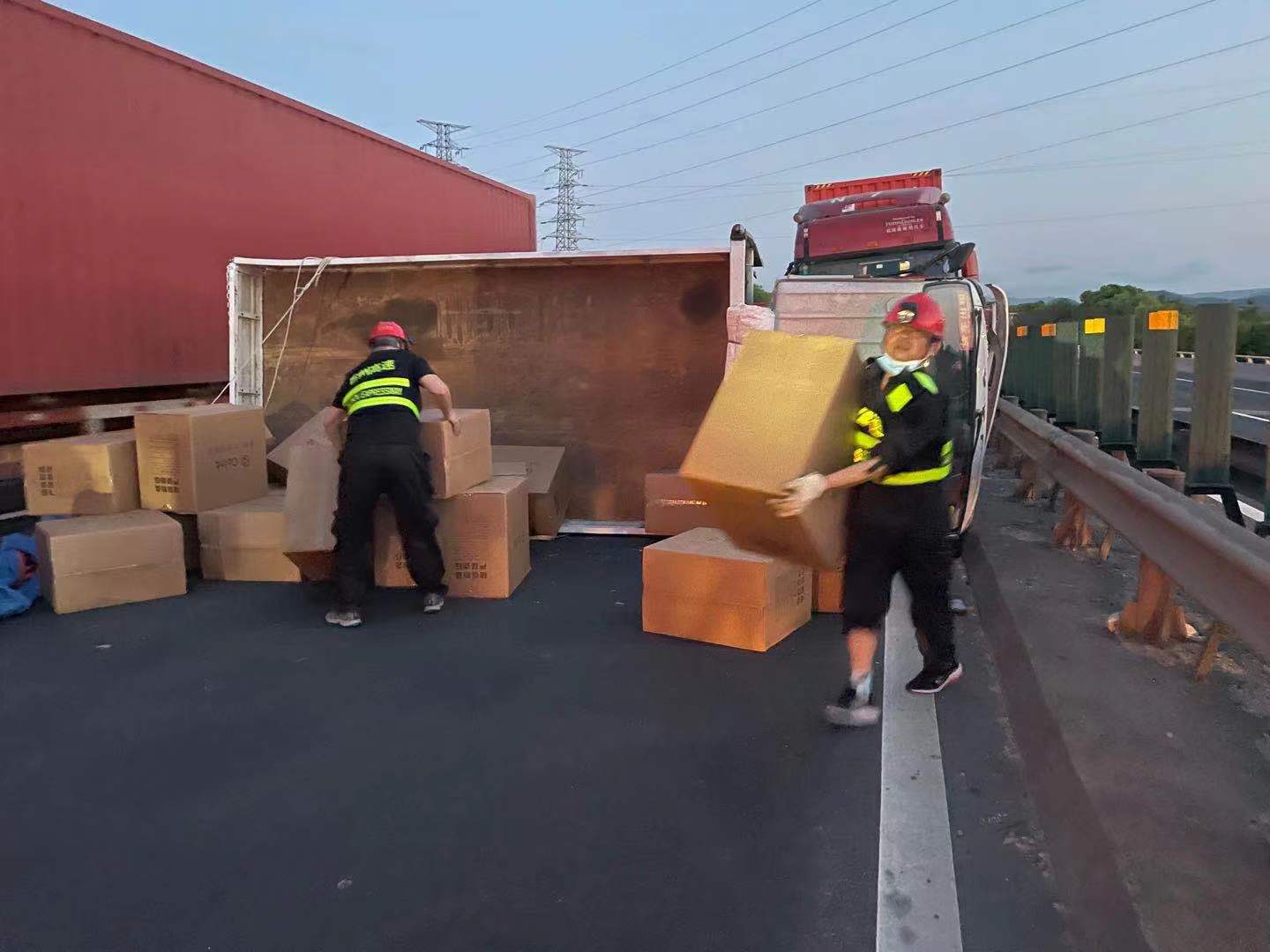 1649838906156349.jpg 小貨車側(cè)翻,施救人員卸貨2.jpg