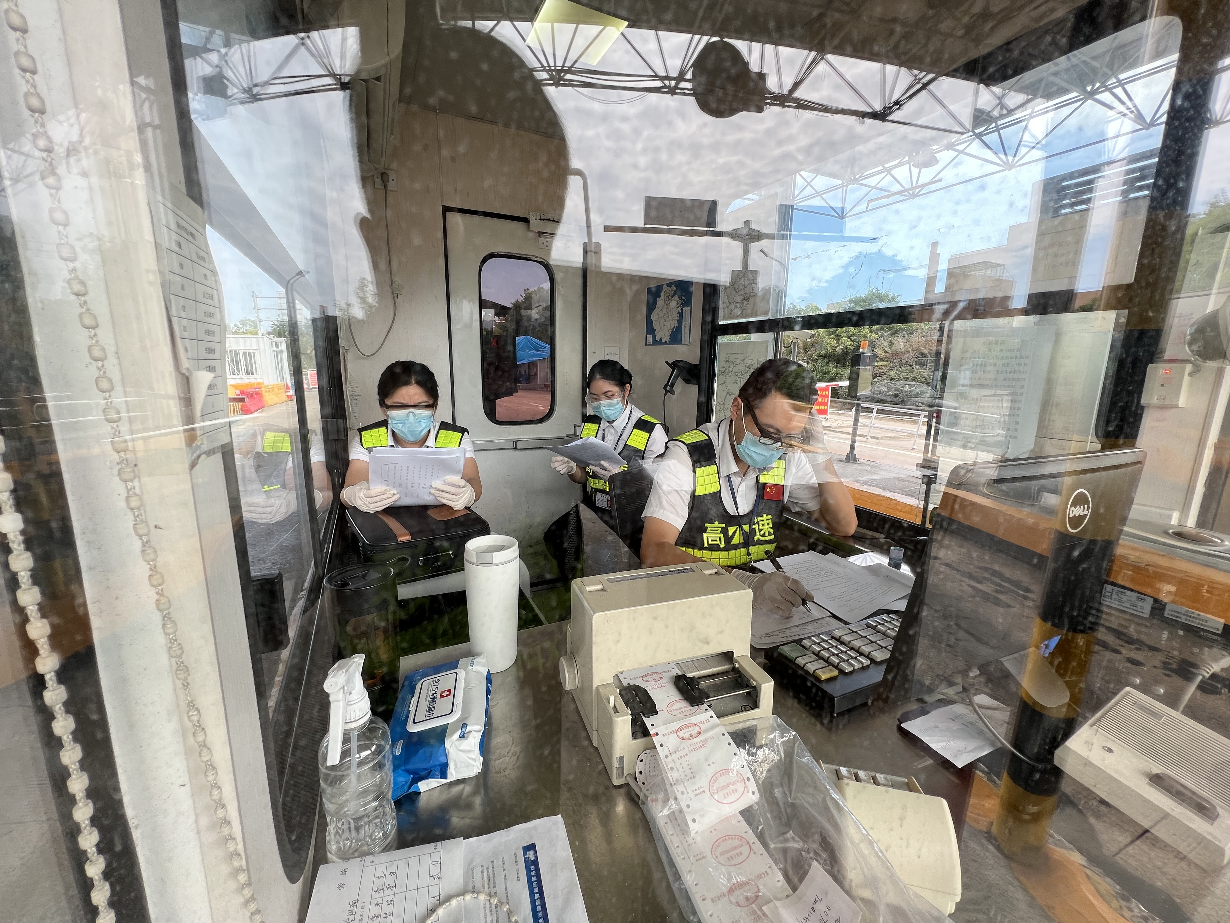 1664440070881629.jpg 照片1在復(fù)習(xí)考試資料 周峰拍攝.jpg