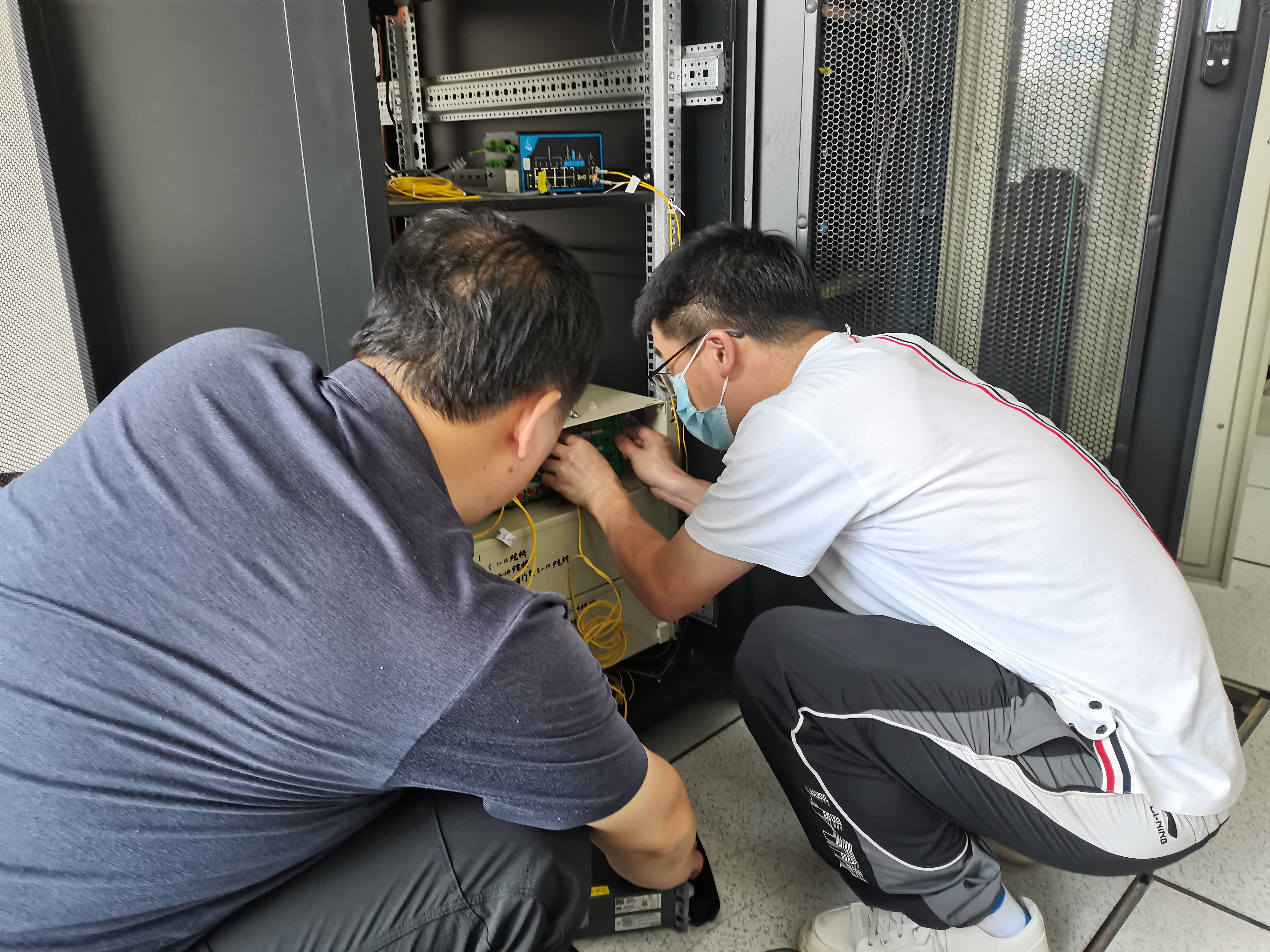 1688692319668515.jpg 圖為中心人員在調(diào)試電話.jpg